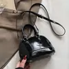 Atacado primavera e verão mais vendidos casual simples estilo europeu bolsa de concha portátil moda versátil para o dia a dia bolsa carteiro de couro encerado