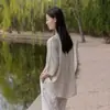 Nuevo cárdigan versátil de cuello en V para verano, holgado y estiliza, top tipo camisa de manga corta de algodón y lino, estilo vintage simple para mujer