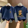 Camiseta de manga larga de algodón puro a rayas y retazos para niñas, nuevo estilo otoño 2026, corte holgado, adecuada para niños medianos y mayores, ropa de otoño, prenda interior para niñas