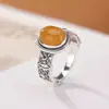 Anillo Retro Chino Nuevo para Mujer Chiba Lujo Ligero Sensación de Alta Gama Cera de Abeja Plata Tailandesa Patrón de Tallo de Caqui Patrón Retorcido Superficie de Huevo Oval Hueco