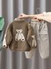 5857 Conjunto Cardigã de Urso Infantil 2026 Novo Outono e Primavera Roupa Estilosa Camisa de Manga Longa para Meninos Conjunto de Três Peças de Outono