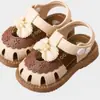 Novas Sandálias Infantis 2026 com Laço de Desenho Animado para Meninas, Sapatos para Bebês e Crianças Pequenas, Sapatos Fechados de Princesa Venda por Atacado