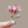 Broche Magnolia Polvo Claro Sentido Avanzado Lujo Ligero Accesorios para Ropa de Mujer de Alta Gama Cintura Ajustada Solapa Metida Alfiler para Ropa Joyería
