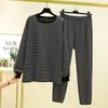 Conjunto cálido de dos piezas talla plus para otoño e invierno, nuevo estilo de terciopelo alemán a rayas, camisa holgada tipo murciélago gruesa y pantalones con puños, ropa de estar por casa