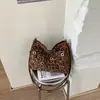 2026 Nova Bolsa Tote Grande de Ombro Cruzado Texturizada Estilo Menina Popular de Luxo Leve para Mulheres com Design Único de Rebites para o Dia a Dia