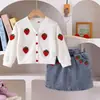 2026 Suministro Especial para Cardigan de Punto 3D de Fresa Transfronterizo + Conjunto Infantil de Falda Corta Bordada de Mezclilla Lavada de Alta Resistencia