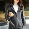Jaqueta com capuz de malha feminina estilo coreano 2026 nova outono e inverno com bolso com zíper casual solta de manga longa