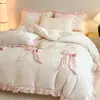 Conjunto de cama de quatro peças estilo princesa, em veludo nuvem e veludo leite de grau A 300g, com design espesso para o inverno e bordas franzidas