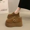 Sapatos populares estilo Birkenstock, de tamanho pequeno, com aumento de altura e sola grossa para mulheres, nova coleção outono 2026, apresentando um espaço amplo para os dedos, modernos, versáteis e fáceis de combinar com qualquer roupa