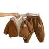 Conjunto de três peças moderno para bebê com estampa de letras, apresentando uma jaqueta de algodão acolchoada com capuz em padrão losangular, um top de gola alta e calças de algodão espessas.