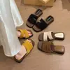 Zapatillas elegantes y con estilo para mujer, nuevo diseño de moda 2026 en color liso con punta cuadrada, perfectas para mujeres petite para parecer más altas, sandalias de una tira