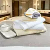 Traje de toallas de baño de algodón puro satinado platino para hotel, suministro directo de fábrica, traje de toallas para salón de belleza, bordado de LOGO, transfronterizo