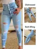 Jeans skinny de cintura alta rasgado com efeito bumbum levanta, modelador e elástico, com múltiplos botões e design de perna afunilada