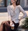 Moderna 2025 Nova Outono Feminina Decote V Design Delicado Botão Slim Tricotada Manga Longa Camiseta Tops para Mulheres