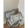Bolsa pequena de corrente com padrão de losangos, moderna e versátil para mulheres, novo estilo 2026, bolsa tipo "dumpling" de ombro inspirada em Chanel, bolsa tiracolo elegante e estilosa