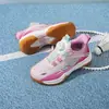 Tênis de badminton infantis com fivela rotativa, tênis de tênis para meninos e meninas, tênis de vôlei, tênis esportivos leves de treinamento para beisebol e futebol