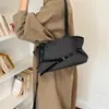 Bolsa rayada de gran capacidad para mujer, nuevo bolso de hombro versátil 2026, bolso tote de estilo coreano súper popular para el día a día