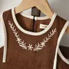 Conjunto de Dos Piezas de Peto Falda de Pana Retro para Niñas Ropa de Otoño Flores Bordadas Cuello Semi-Alto Capa Base Conjunto de Falda para Bebés Niñas