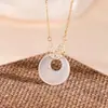 Collar de Plata de Ley S925 con Calcedonia Blanca y Hebilla de Seguridad para Mujer, Cadena para Clavícula de Mariposa con Diamantes, Estilo de Lujo Accesible de Nicho, Regalo