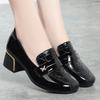 Sapatos de salto grosso de camada única femininos 2023 novos sapatos de couro de corte profundo mocassins de salto médio bico redondo sapatos femininos de meia-idade primavera e outono sapatos de mãe