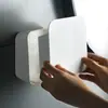 Caja de almacenamiento de plástico para bastoncillos de algodón, tapa abatible para pared, a prueba de polvo e impermeable, colgador, adhesivo de pared sin costuras, caja de almacenamiento sellada sin perforaciones