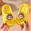 Pantuflas de baño de dibujos animados para verano, antideslizantes, huecas, de drenaje de agua, sin olor, para uso en interiores en casa, sandalias de suela blanda para niños y niñas