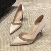 Primeiro Encontro: Sapatos de casamento na cor champanhe para mulheres, coleção 2026, scarpins de cetim com bico fino e saltos agulha delicados, design simples, strass brilhantes, novos saltos altos estilo francês