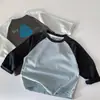Camiseta Maibao para Meninos 2026 Outono Nova Estilo Coreano Infantil Estampa de Desenho Animado Raglan Manga Longa Top Roupa de Primavera para Meninos a