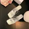 Novas sandálias de salto alto quadradas de verão estilo francês com tiras finas e saltos grossos, chinelos de verão baixos para mulheres usarem fora