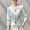 Jaqueta de tricô com gola polo e zíper em fio core-spun, suéter moderno de manga longa, caimento slim, top curto