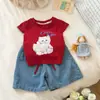 Conjunto de Moda Verão 2026 Novo para Meninas Timo: Conjunto Elegante de Duas Peças: Camiseta de Manga Curta com Gato Vazado nas Costas e Shorts Jeans