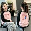 Camiseta Estilosa de Pelúcia com Manga Raglan Longa para Meninas Novo Estilo Outono/Inverno Camada Base para Meninas Pequenas Top com Gola Redonda para Crianças de Tamanho Médio e Grande