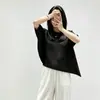 La camiseta Miyake de manga murciélago, corte holgado y bajo irregular, presenta un diseño único, es versátil y fácil de combinar, y es un top de manga corta