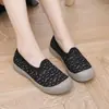 Zapatos de verano transpirables para mujer al por mayor, nuevos, de suela suave, antideslizantes, casuales y cómodos, tipo slip-on, zapatos para mamá