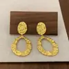 Diseño irregular hueco de flor de diseño personalizado versátil de nicho colección de pendientes redondos y cuadrados pendientes de alta gama para mujer