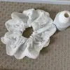 Scrunchie de Cetim Perolado Coreano com Strass, Suave e Elegante para Rabo de Cavalo e Coque, Acessório de Cabelo