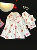 Cardigã infantil de manga comprida com lapela, um conjunto de loungewear leve para primavera e outono, um conjunto de pijama de algodão com estampa de nuvem estilo coreano para meninas, adequado para usar em ambientes com ar condicionado