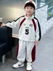 Conjunto Esportivo Primavera e Outono para Meninos 2026 Novo Moletom Esportivo Infantil Conjunto de Duas Peças Bebê Estilo Coreano Bonito Estilo de Rua Tendência