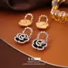 Brincos de tarracha de camélia com gota de óleo cravejados de diamantes vintage com pino de prata, estilo elegante francês, brincos versáteis, brincos modernos e de alta qualidade