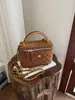 Bolsa de Mão Acolchoada de Veludo Retrô Feminina 2026 Nova Pequena de Nicho com Toque de Luxo Bolsa de Maquiagem Bolsa Pequena Transversal de Ombro Único com Corrente