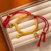 Nova Pulseira Enrolada Estilo Chinês, Pulseira Tecida à Mão, Pulseira Vermelha de Alto Padrão Estilo Antigo com Pingente Redondo Dourado Areia Deus da Riqueza