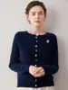 Nuevo abrigo suéter cálido y versátil de otoño para mujer, moderno y rejuvenecedor, con bordado de oso y detalles de botones de punto.