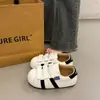 Sapatos Brancos de Solado Grosso Versáteis de Alta Qualidade para Mulheres, Tênis Populares de Nicho para Outono, Novos Sapatos Casuais Esportivos Tipo Pão 2025