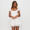 Vestido Branco de Renda Quadrado para o Verão de 2026, Estilo Menina, Saia Curta Doce com Retalhos, Perfeito para Fotos de Férias na Beira-Mar