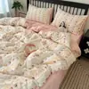 Conjunto de cuatro piezas de algodón fresco y lindo con estampado de dibujos animados, estilo INS de algodón puro, adorable y suave, adecuado para todas las estaciones, juego de tres piezas para dormitorio