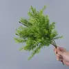 Plantas verdes artificiales en stock, manojos de helecho, hojas de helecho, hierba de helecho para decoración de paredes interiores y diseño de paisajes, césped artificial al por mayor
