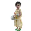 Estilo Coreano 2026 Nova Roupa Infantil Conjunto de Verão para Meninas Top Amarelo Sem Mangas Estiloso e Calças Lanternas Infantis para Bebês Meninas