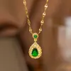 Collar de Acero de Titanio Dongguan para Mujer con Colgante en Forma de Corazón de Diamante Rosa Microincrustado, Cadena para Clavícula Versátil y de Moda Chapada en Oro de 18 Quilates