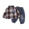 Conjunto de Moda Infantil Primavera/Otoño 2026 Nuevo Elegante Bebé Niño Estilo Coreano Cuadros Retro Camisa Conjunto de Tres Piezas Moderno