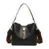 Bolso de hombro transfronterizo nuevo de cuero suave, bolso multi-compartimento para el día a día, bolso tipo cubo moderno y versátil, disponible para pedidos personalizados y venta al por mayor